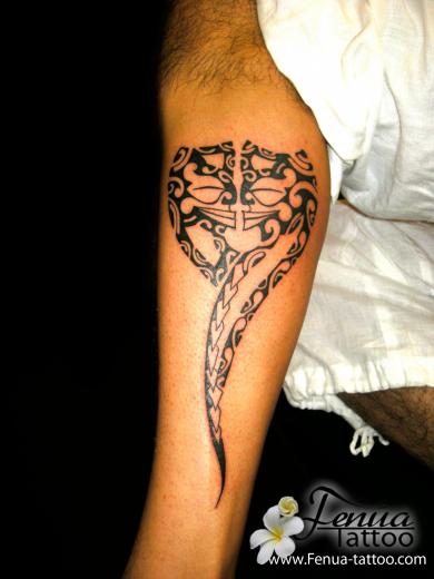 4a°) tattoo polynesien deux tikkis